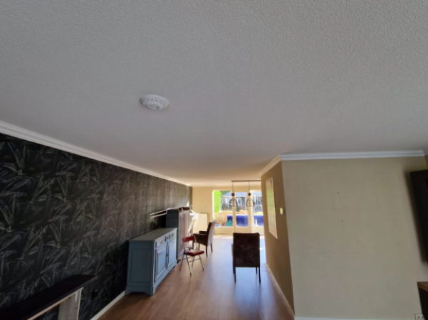 Brander Stucco mat op een wand woonkamer in Nieuw-Vennep