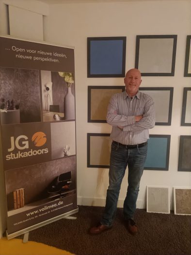 Raymon van JG Stukadoors Hillegom in de showroom