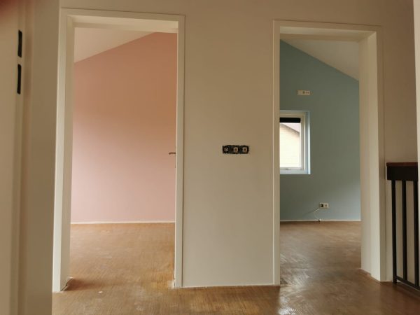 twee kamers met nieuw stucwerk en sauswerk in kleur in woning Voorschoten.